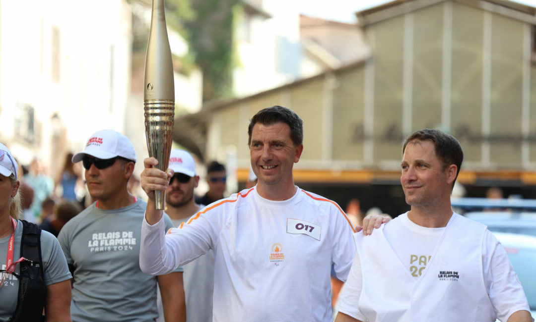 Sébastien Filippini porte la Flamme Paralympique